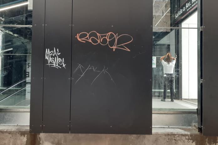 Grafitis “invaden” exterior de algunas estaciones de la Línea 3