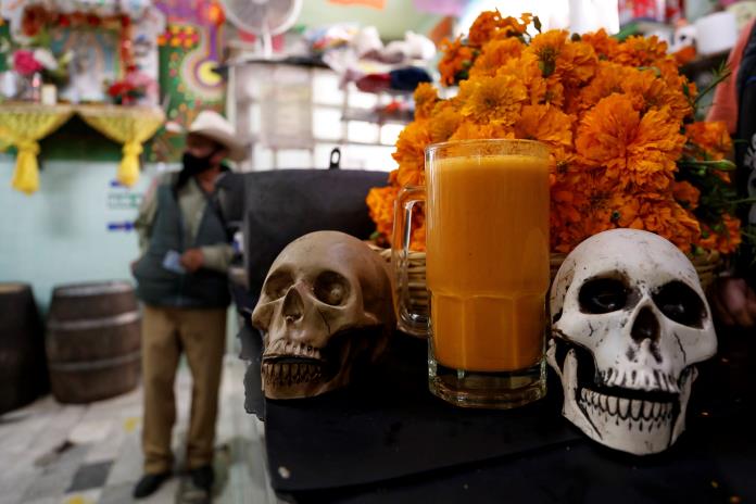 El pulque de cempasúchil mexicano traza una nueva unión entre vivos y muertos