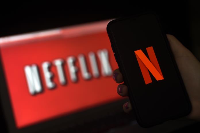 Netflix hace oficial el cobro extra por usuarios compartidos