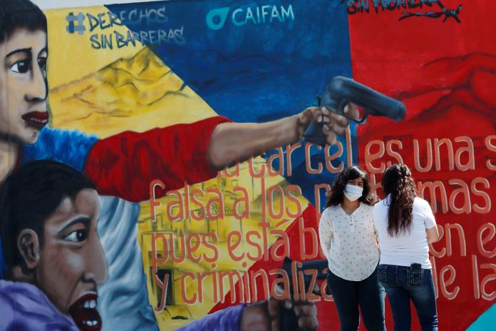 Mural denuncia estigma y peligros que afrontan los presos en México
