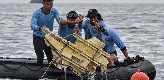 Hallan partes de cuerpos después de que desapareciera avión con 62 personas en Indonesia