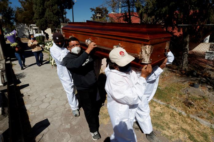 Los cementerios de Ciudad de México, saturados por un nuevo pico de muertes