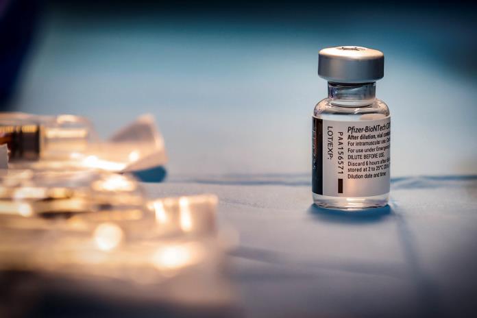 Polonia vende un millón de dosis de la vacuna Pfizer a Australia