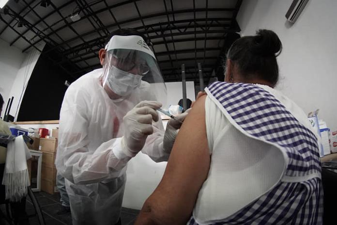 Arranca con contratiempos vacuna contra COVID-19 en Ribera de Chapala