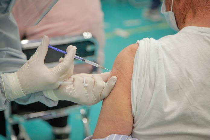 Personas vacunadas deben conservar la mascarilla en las regiones con fuerte transmisión: OMS