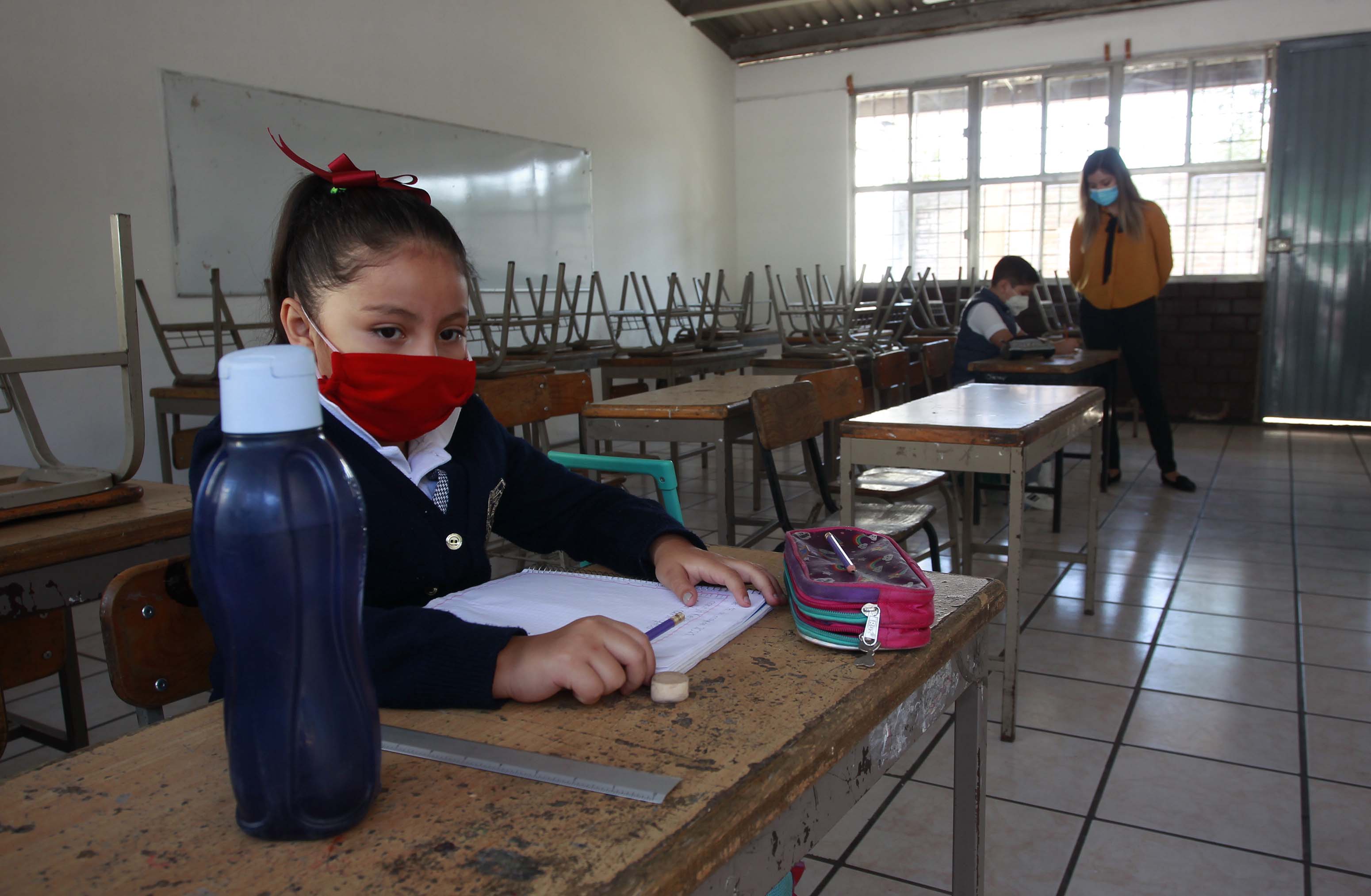 Padres de la Primaria de Ixcatán piden un maestro y un aula adicionales, ante aumento de la matrícula 