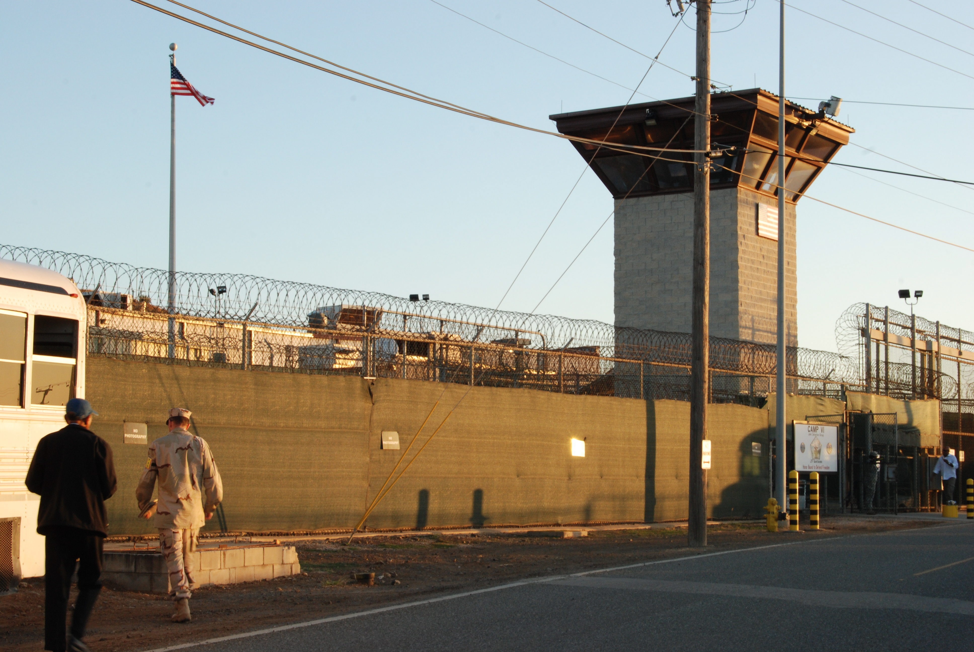 Juez bloquea traslado de tres venezolanos desde Nuevo México a base de Guantánamo