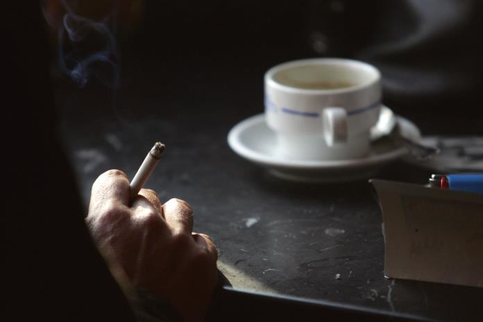 Fumadores de segunda mano sufren por el humo de cigarros que no es generado por ellos