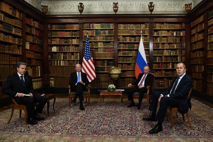 Putin califica de constructiva su primera cumbre con Biden