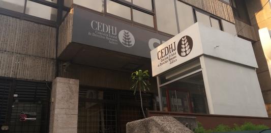 Tras denunciar a visitador, trabajadora de la CEDHJ vive calvario institucional