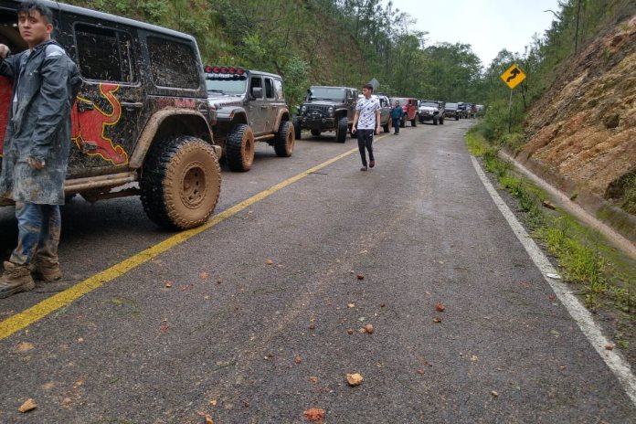Rescatan a 132 conductores varados en Talpa de Allende