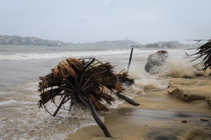 Nora se convierte en huracán cerca de las costas de México