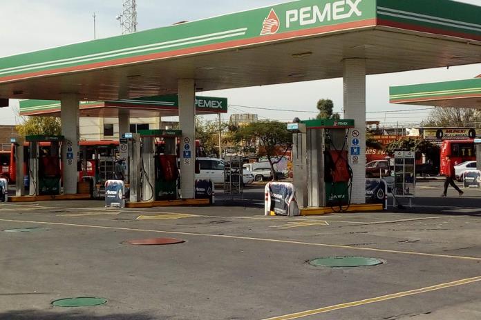 Gasolineros de Pemex se deslindan por venta de gasolina adulterada en la metrópoli