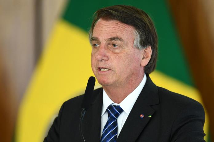 Comisión acusa a Bolsonaro de delitos durante pandemia, él dice no tener culpa de nada