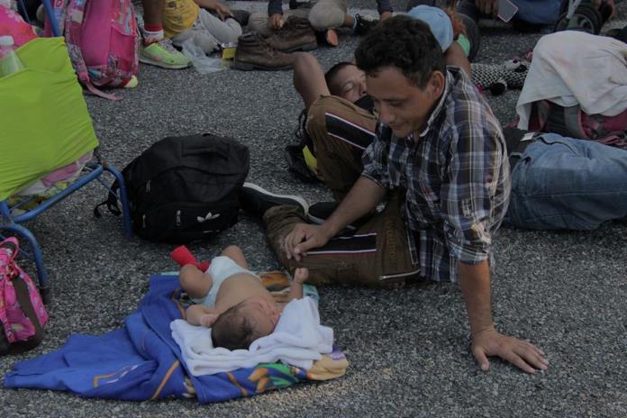 Caravana migrante avanza a paso lento por el sur de México y bajo vigilancia