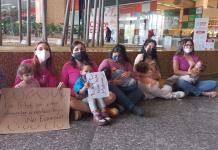 Con tetada, madres responden a discriminación sufrida por lactar en plaza comercial