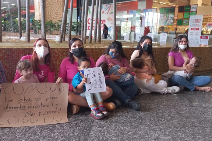Con tetada, madres responden a discriminación sufrida por lactar en plaza comercial