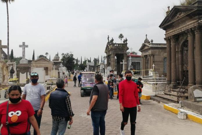 Se adelantan al día de muertos, miles de tapatíos visitan a sus difuntos en Guadalajara