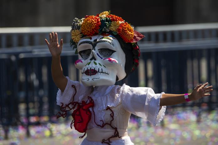 Desfile de Día de Muertos retorna tras la pandemia y colma calles de CDMX
