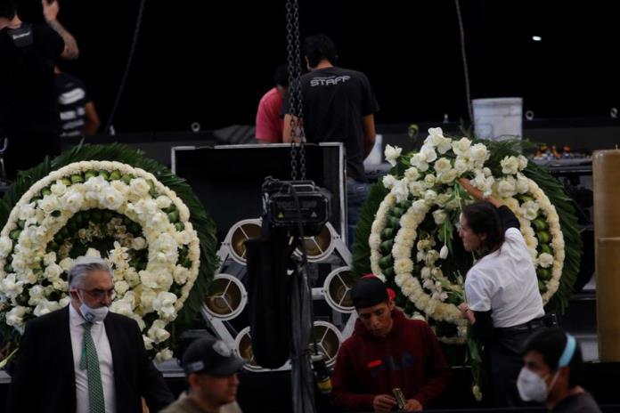 Con canciones y fotografías seguidores dan último adiós a Vicente Fernández