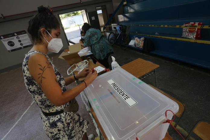 Críticas por falta de transporte público y atascos para ir a votar en Chile