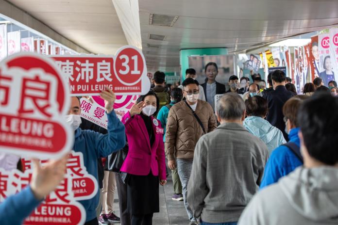 La abstención protagoniza las controvertidas elecciones en Hong Kong