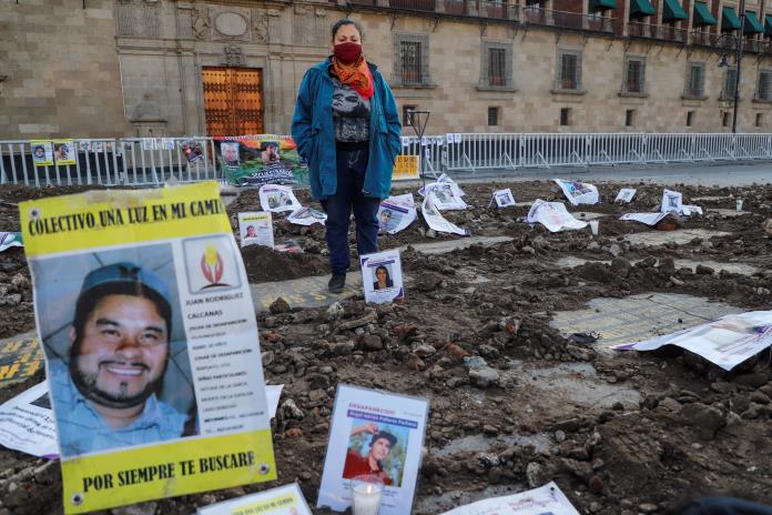 Recrean fosas en el Zócalo de México para protestar por los desaparecidos