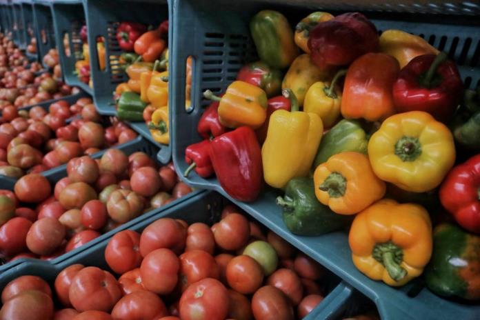 Francia prohíbe los envases de plástico para frutas y verduras