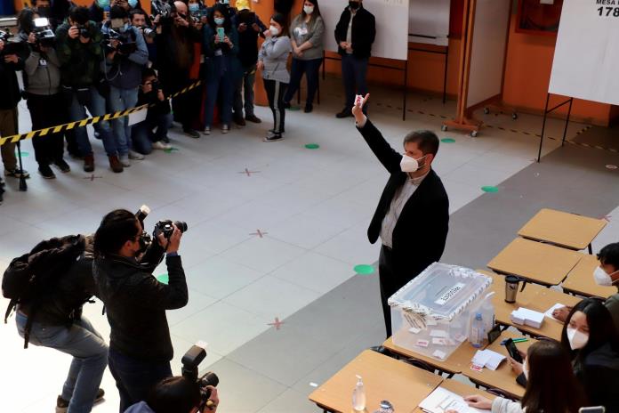 El izquierdista Boric gana la Presidencia chilena con más del 55 % de los votos