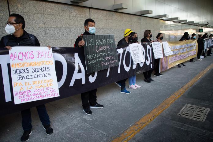 Padres de niños con cáncer exigen fin de escasez de medicamentos en México