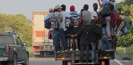 Mueren 49 migrantes por accidente de un camión en Chiapas