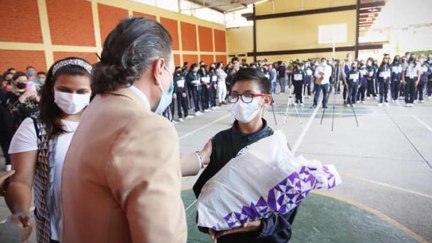 Guadalajara entrega vales de útiles escolares para niños y niñas