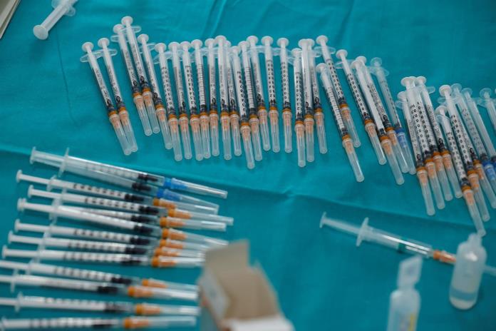 Secretario de Salud defiende negativa de poner la vacuna cubana contra COVID