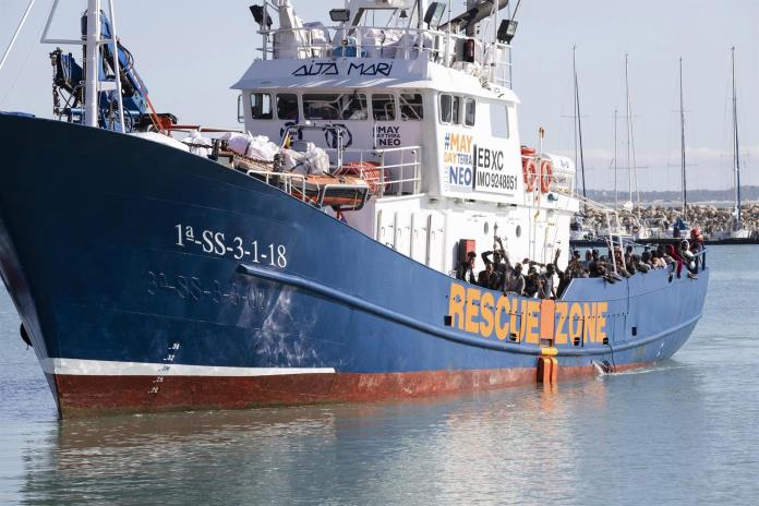 Los 176 migrantes del Aita Mari desembarcarán en Lampedusa (Italia)