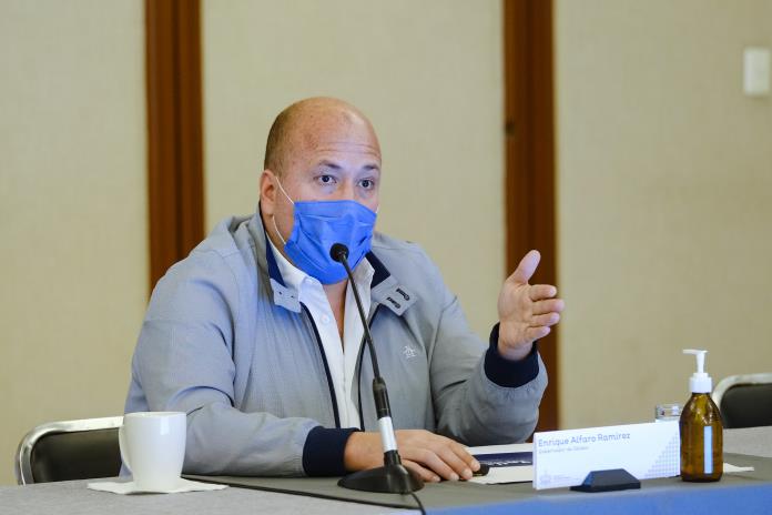 Enrique Alfaro se queja por decisión de la UdeG de aplazar regreso a la presencialidad