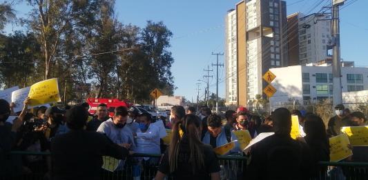 Protesta en arranque de Mi Macro Periférico termina en jaloneos y empujones de policías