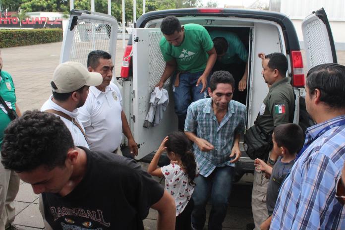 Detienen a 388 migrantes en dos operativos en Veracruz