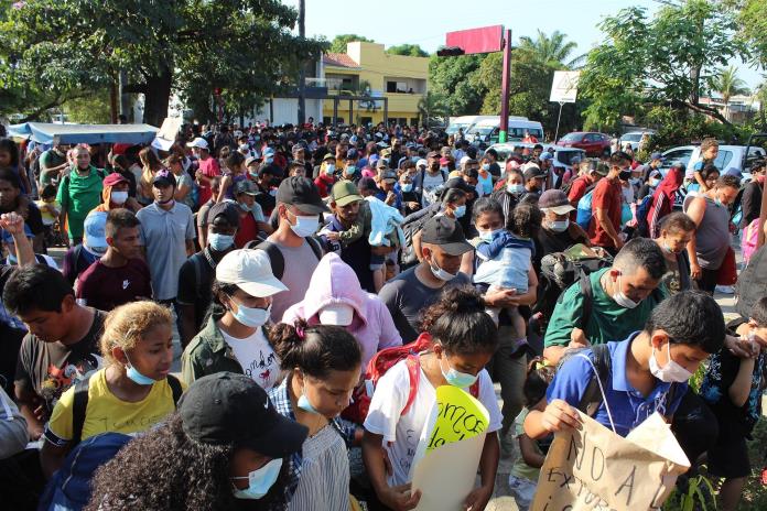 Marchan centenares de migrantes en Tapachula para pedir documentos