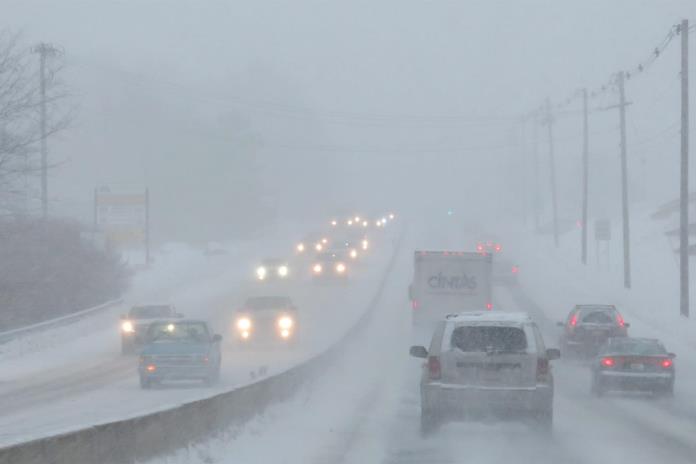 Miles de vuelos cancelados por una tormenta de nieve que azota el noreste de EEUU