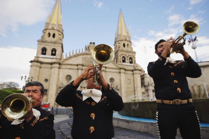Con mariachis y la entrega del premio “Guadalajara” a Pancho Madrigal, la ciudad celebró 480 años de su fundación