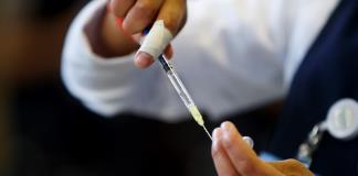 Instalan puesto de vacunación con validez internacional en la Cámara de Comercio