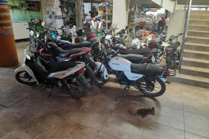 Recogen 16 motocicletas e infraccionan a 65 en operativo vial de Ayotlán