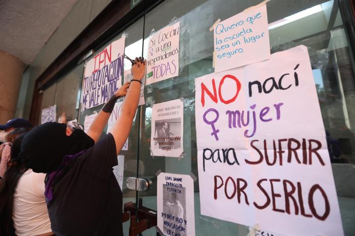Mujeres marchan en México para pedir justicia por menor abusada en escuela