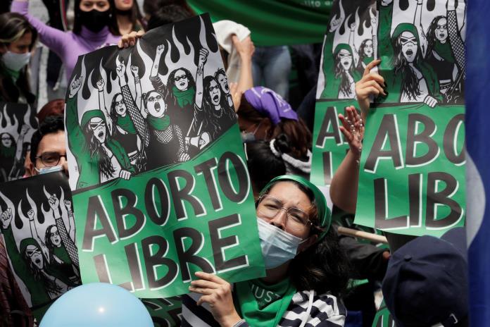 La ola verde del aborto arrasa en Latinoamérica mientras retrocede en EEUU