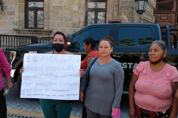 Familias desalojadas de Arroyo Seco protestan y denuncian abuso policíaco