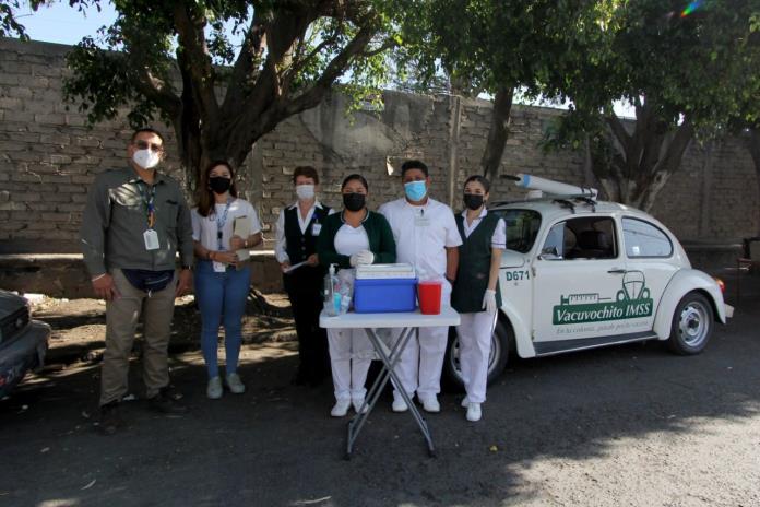 Hasta en vocho sale a vacunar el IMSS a las calles de la Zona Metropolitana de Guadalajara