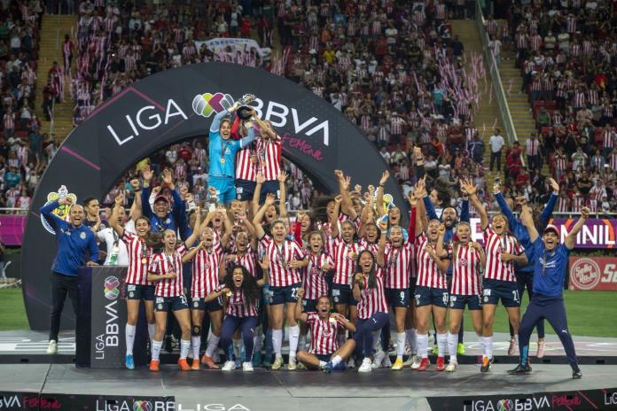 Chivas levanta su segundo titulo en la Liga MX femenil