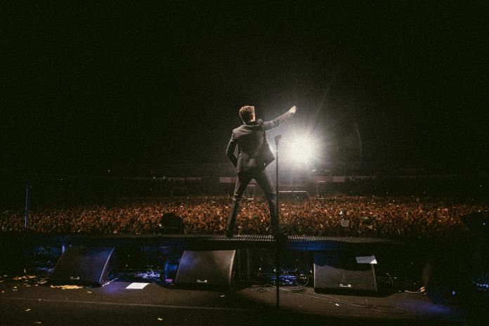 The Killers rinde homenaje a Vicente Fernández en Guadalajara; interpreta por tu maldito amor
