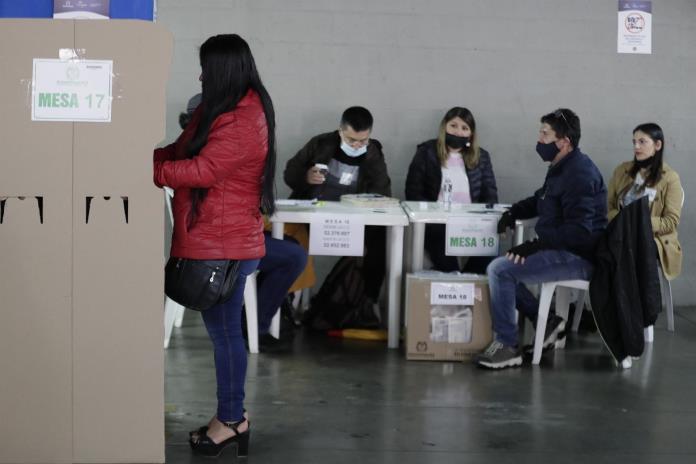 Abren los colegios electorales colombianos para la elección de presidente