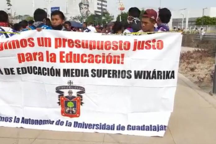 Wixárikas viajan más de ocho horas para exigir mejores condiciones de educación a Alfaro
